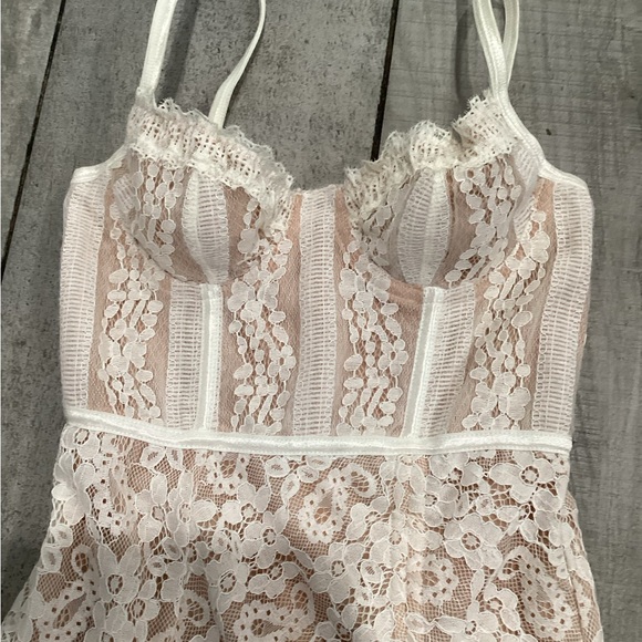 Urban Outfitters Strapless Lace Dress in Cream sizeXS petite - Picture 3 of 11
